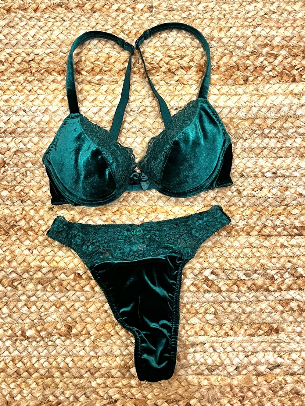 Vintage Victoria’s Secret 80s/90s Emerald Velvet Push-Up Bra & Thong Set 💚